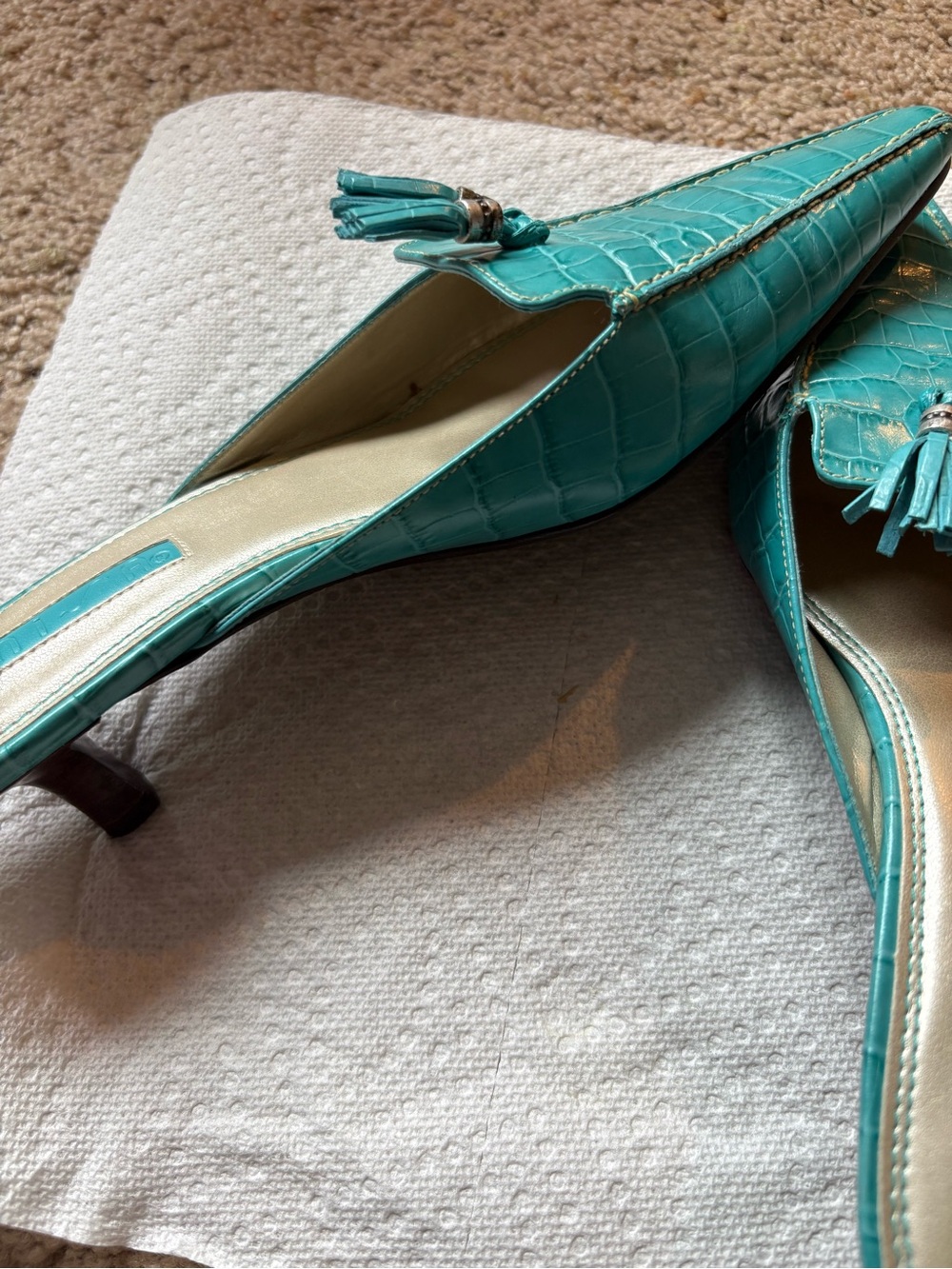 Vintage Unisa tassel turquoise kitten heels. Size 7. - Picture 3 of 4